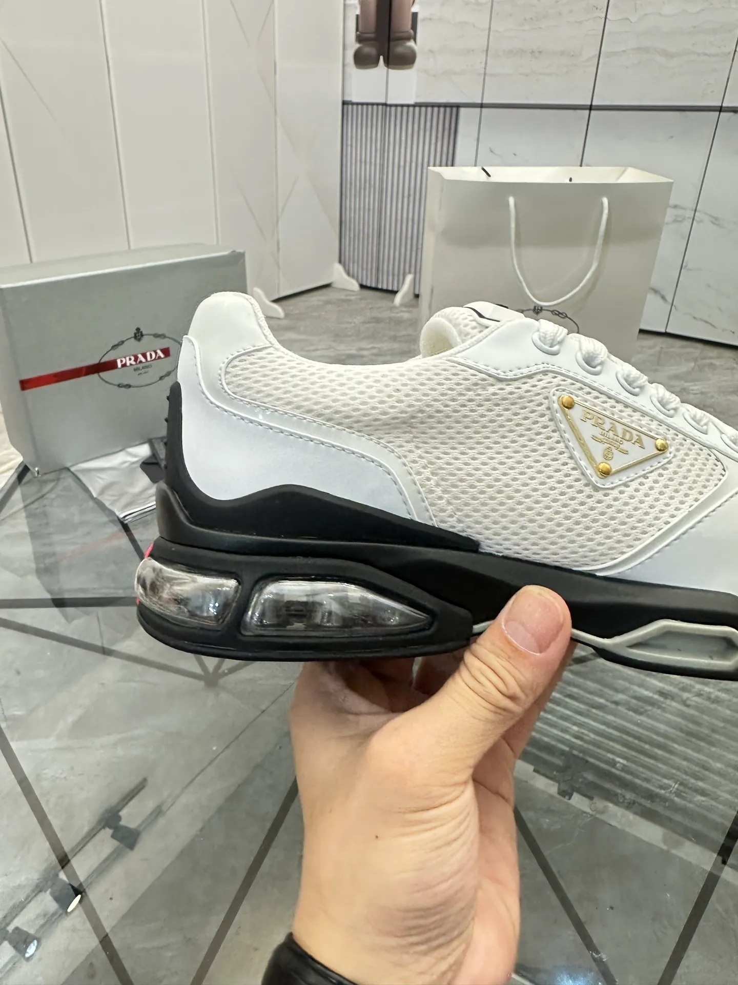Men's shoes for sale 💰: 💰P660¥ High-end top quality Product trademark: Prada *"Prada*" low-top casual shoes Regular size: 38-45 (can be customized to 46) Product materials: Upper imported first-layer cowhide spliced ​​with original fabric, breathable lining, cowhide foot pads, original air cushion outsole. No.: 001